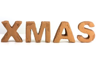 Tonbuchstaben "X MAS" 4 tlg. in der Farbe braun, ca. 13 cm hoch als Weihnachtsdeko